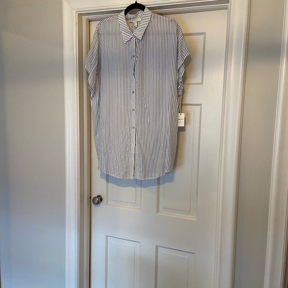 Forever 21 Women’s White and Blue Striped Blouse - Picture 2 of 4